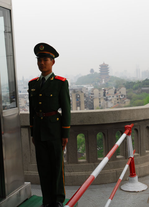 　武漢長江大橋可說是南北交通大動脈的咽喉，軍事、經濟價值可想而知，難怪要派軍人駐守。