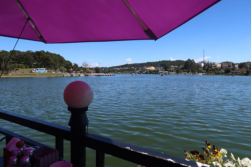 　中午到春香湖畔的Bluewater Restaurant用餐，性價比很低，難怪在中午時份多數客人只叫一杯嘢飲，不過也因為環境漂亮舒服，湖邊座位都坐滿了遊客。