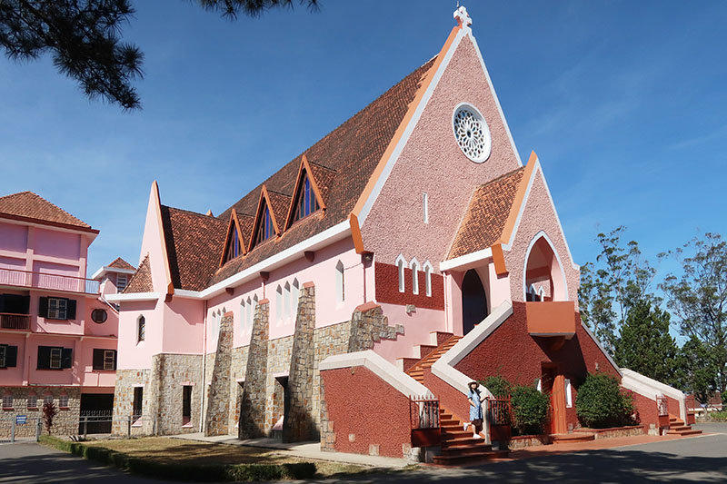 　瑪利亞修道院，建於1930年到1940年，1975年越共軍隊到來前，修道院有三百名修女，照管孤兒院和幼兒園。