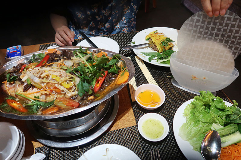 　中午再到Yến Restaurant用餐，這次點了一份魚及一份蛋夾蝦牛肉沙律。