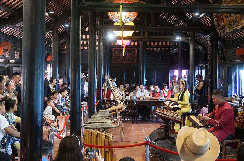 　在此景區內有一廳堂表演越南的傳統樂器，否則這門票就買得不明不白了。