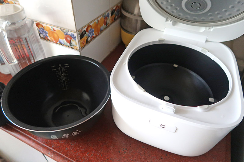 　剛開始正奇怪鍋底有幾塊膠塊，不怕熱融嗎？後來才知此電飯煲是電磁發熱，難怪內鍋也很厚重。