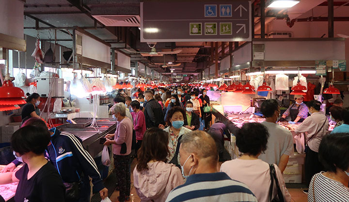 　早上第一件事情去買餸，有人說水上街市比較便宜，是否比較便宜並不太感覺到，但選擇明顯比較多。