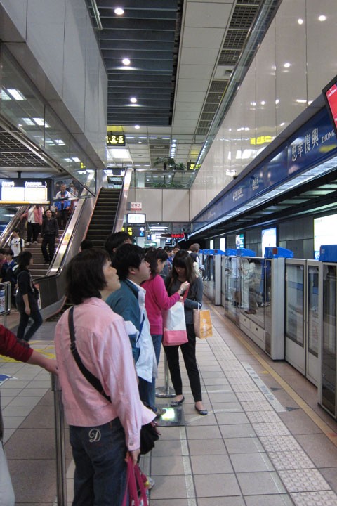 　台灣的捷運也挺多人，感覺不少於香港的地鐵。