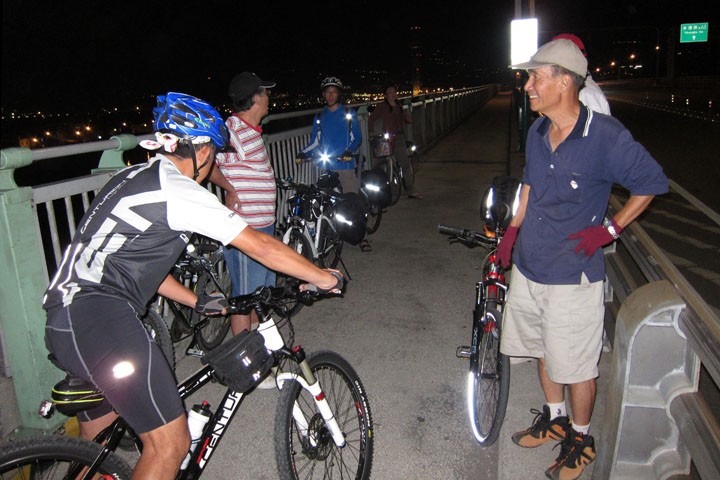 　跟著台北老人回台北。<br /><br />　本來很擔心夜騎，但這晚可能是騎車以來最安全的騎行，因為由關渡回台北的二十八公里路，全是封閉式的單車道。