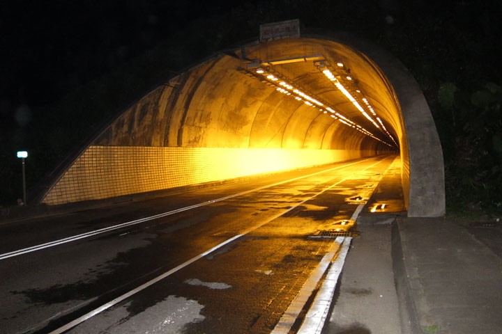 　抵台後的第一個隧道，隧道里還有機慢車道，沒什麼車流，單向，完全沒難度。