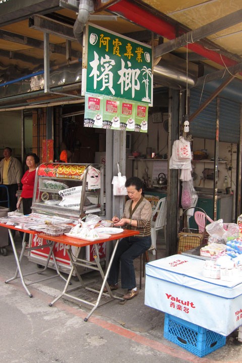 　一直踩過來，只見過少數賣檳榔的，沒有傳說中的檳榔西施，只見歐巴桑，難道檳榔行業已式微?