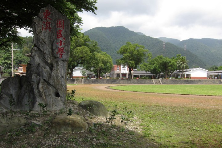 　上完一個三百多米的山峰又回落海平面附近高度的東澳。<br /><br />　無門無圍墻的小學，不禁想起同時期的另一岸的連續多宗校園暴力事件，多是針對毫無抵抗能力的小幼生，弄到要荷槍實彈的警察在校門口站崗、巡邏。為什麼會有這麼大分別？