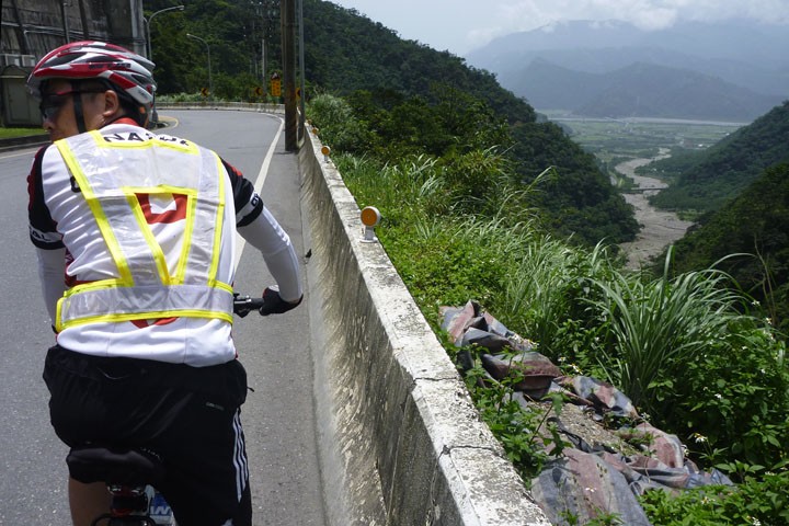 　回頭一望隧道，沒有傳說中那麼多車，都算無驚無險。<br /><br />　出了隧道，又滑下到海平面附近高度的南澳。