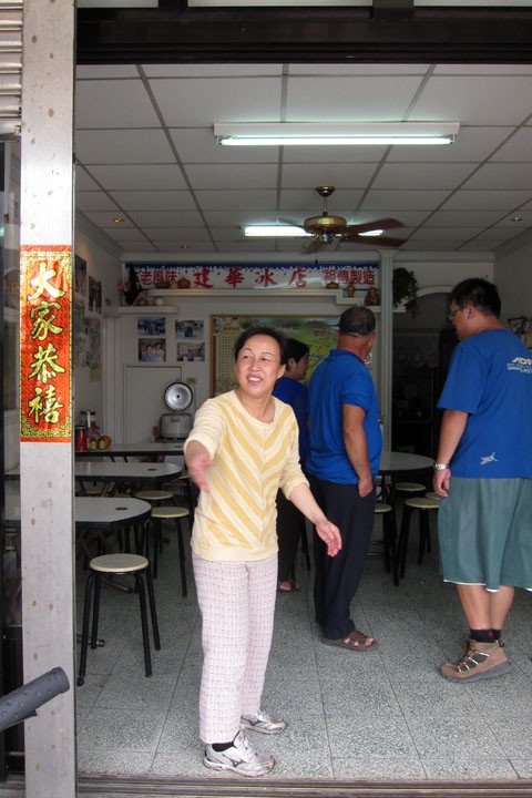 　經過小食店，老板娘熱情地招呼我們進去，本來已過了頭，打算看多幾家才決定，但老板娘太熱情了，唔幫襯都為我們加油，這樣不回頭都不好意思了。