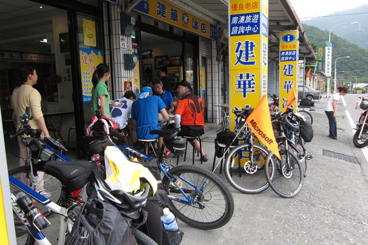 　剛巧在冰店碰到早前在山上遇到的Microsoft員工環島車隊，行程跟我們很相似。<br /><br />　了解到我們是由澳門來環島的，馬上提醒了我們不少在蘇花公路要注意的事項。其實我們這麼遠來環島，當然是做了不少功課的，不過由此可見台灣人民的熱情，謝謝您們。有些遺憾沒留下一張合照。
