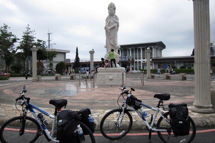 　南澳車站。<br /><br />　台灣東岸雖有不少懸崖峭壁，但也通了鐵路，每個小鎮都有火車站，所謂車站便是指火車站，公共汽車極少見，鐵路據說是東岸乘客主要的交通工具。