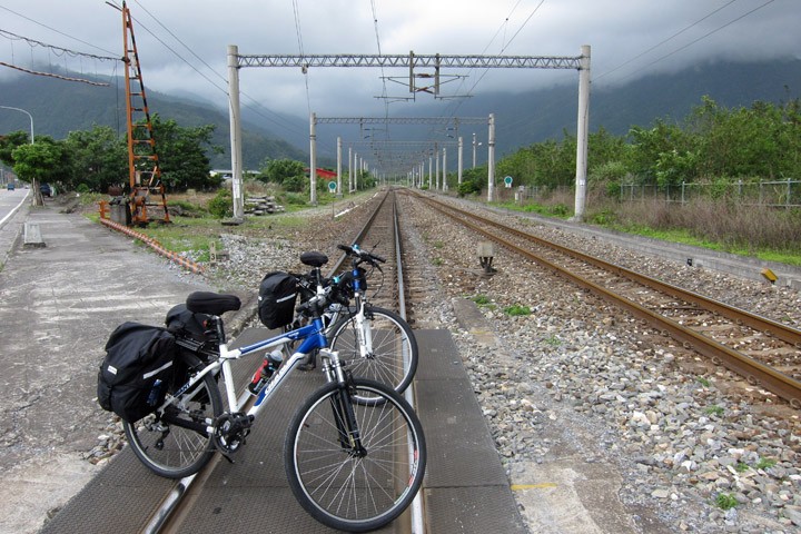 　讓YUKON試下躺火車軌的滋味。