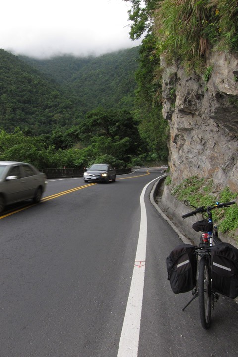 　雖是山路，路面可真好。<br /><br />　有些奇怪，與我們同向的車遠比對向的車少，會不會是因為今天是星期天，從台北出發車少，回台北車多呢？