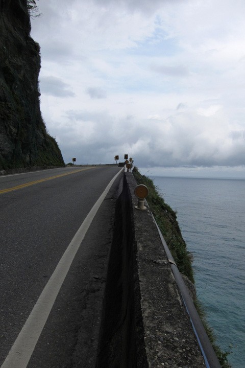 　硬是在懸崖峭壁開鑿出來的公路。<br /><br />　有人說逆時針環島危險，因為如有車撞過來，就是直接掉下太平洋，看來一點都沒錯。<br />　（台灣行車方向與大陸相同，車靠右行駛）