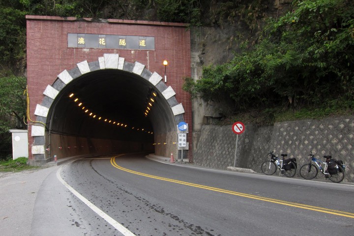 　來到第二個隧道，澳花隧道。<br /><br />　根據功課，第二個隧道該是漢本隧道，隧道改了名字？