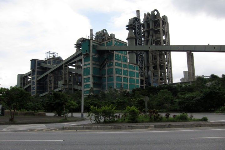 　規模龐大的水泥廠，蘇花公路多砂石車的原因。