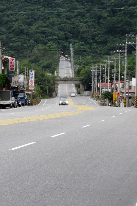 　上上落落，又看見隧道了。