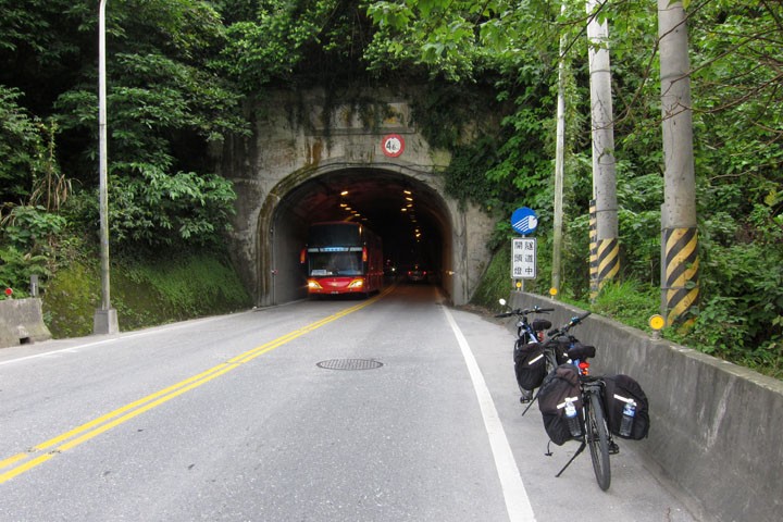 　第三個隧道，和平隧道。據說和平隧道是最危險的，最近水泥廠，很多砂石車，隧道窄。<br /><br />　現場所見連路肩都沒有，如有兩架大車在隧道里會車，該躲到哪里去？<br /><br />　趁沒車，衝呀！幸運的是在隧道里沒有遇到砂石車。