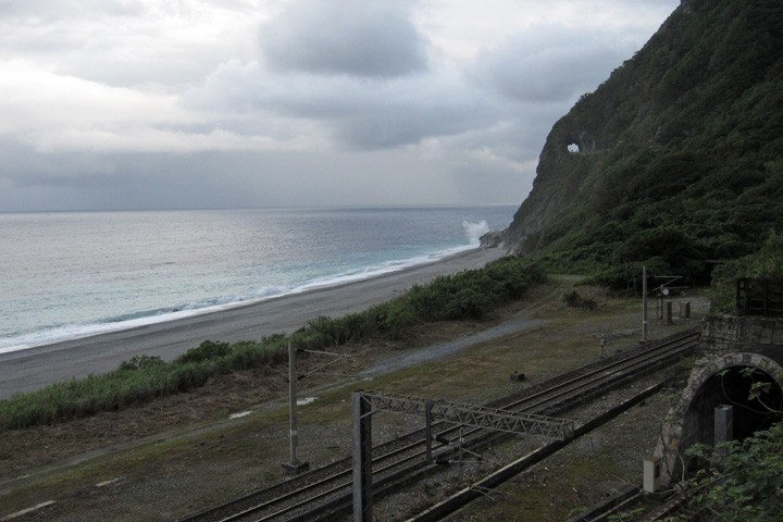 　火車有火車的隧道。