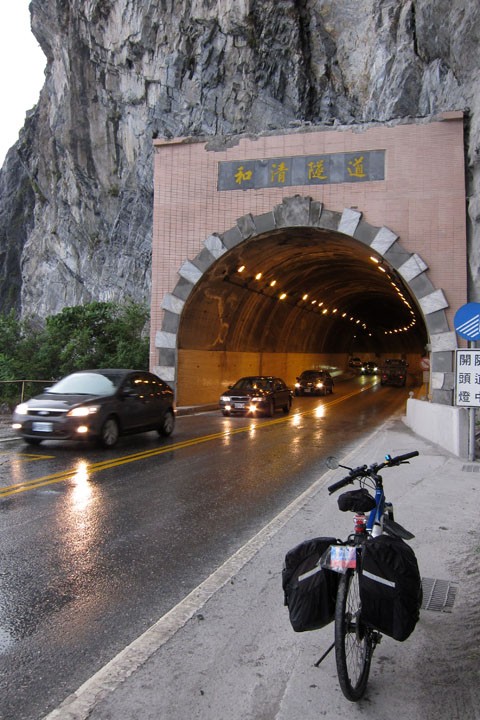 　第六個隧道，和清隧道。拍完這張相，我的相機也收起來了。蘇花公路到底有多少隧道，我數不清，也沒看過車友數清楚的。<br /><br />　跟著便是倒水般的大雨，也算好運，此時有連綿不斷的隧道擋擋雨，但穿了雨衣，在隧道里踩車熱，出了隧道給大雨淋凍（雨衣漏水），好像冷熱浴那樣。