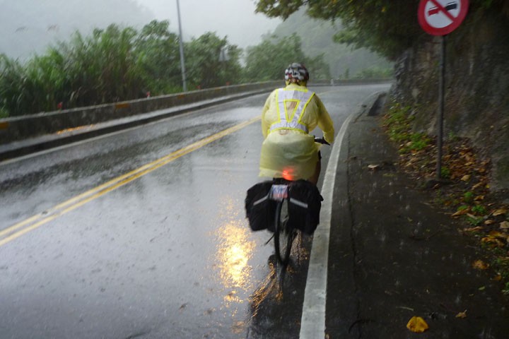 　此途小遺憾的是未能玩下雨中攝影，因為時間不早，東岸公路沒路燈，天黑了可是伸手不見五指的，只能冒著大雨趕下山。幸運的後段只是下山，要是上坡加大雨就更要命了。<br /><br />　謝謝團友冒雨為我拍下這張相片留念。