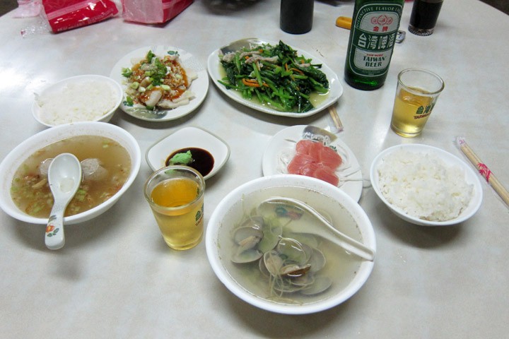　為免再發生饑餓慘劇，下半身濕透都要先解決晚飯先，找到旅店放下行李，幾乎全身濕衣服也不換就出去搵食了。