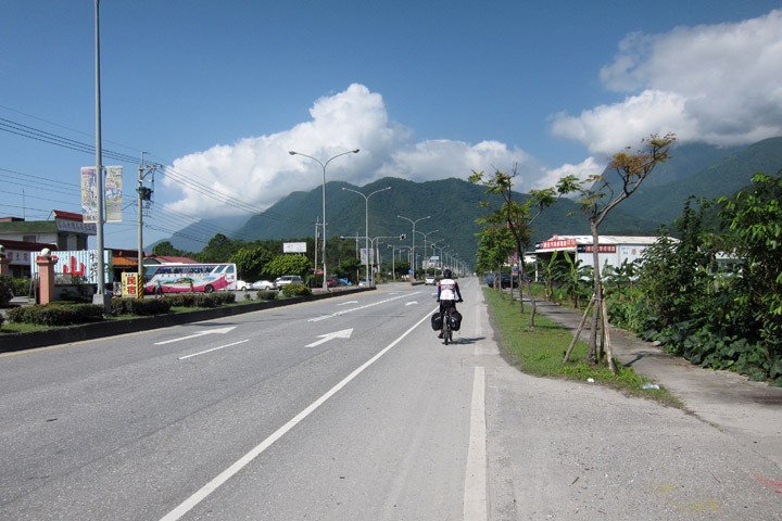 　正式上路，已接近上午九點了，離Microsoft車隊離開這里已兩小時有多了，想追到他們，機會是相當渺茫了。