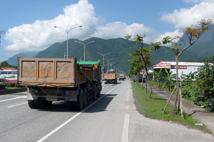 　砂石車，一架接一架，如在隧道碰到，真是恐佈。有車友把它們形容成毛毛蟲---一節接一節，恐佈的樣子。<br /><br />　但我們真幸運，在蘇花公路數不清的隧道里，我們居然沒有遇到同向的大貨車，不知道與昨天是星期天，跟有些司機會休息有關嗎？