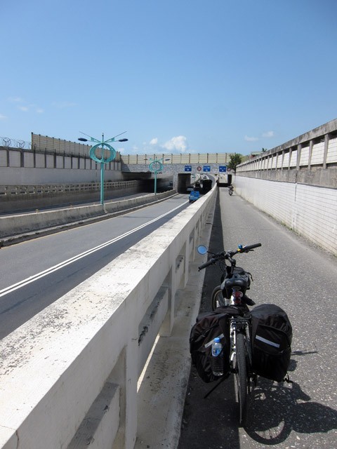 　十字路口的隧道，電單車及單車還有專門的車道，台灣騎士真幸褔呀！