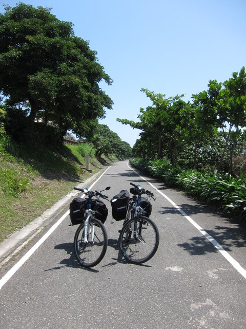 　再靠海邊走，還有單車道，其實這里的公路已有機慢車道給電單車及單車，路況已很好了，但單車道更親海。