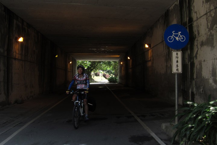 　單車隧道。