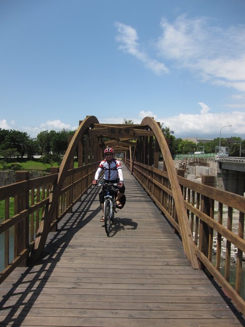 　單車天橋。