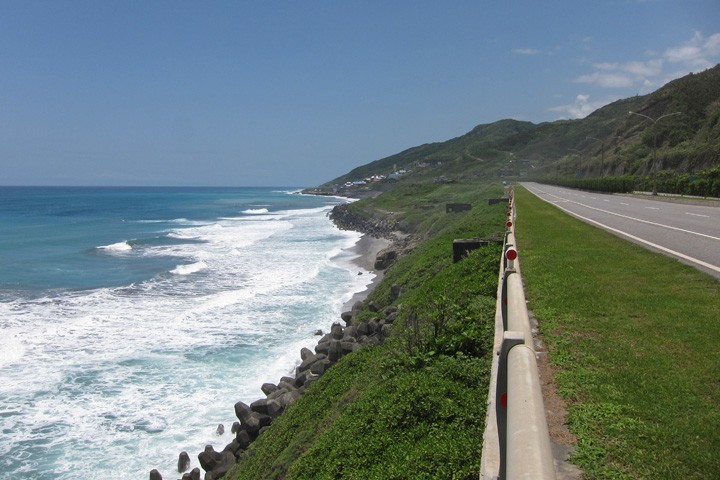 　海岸太美了，到對面線去逆駛，其實也沒什麼所謂，東岸公路一直都很少車。