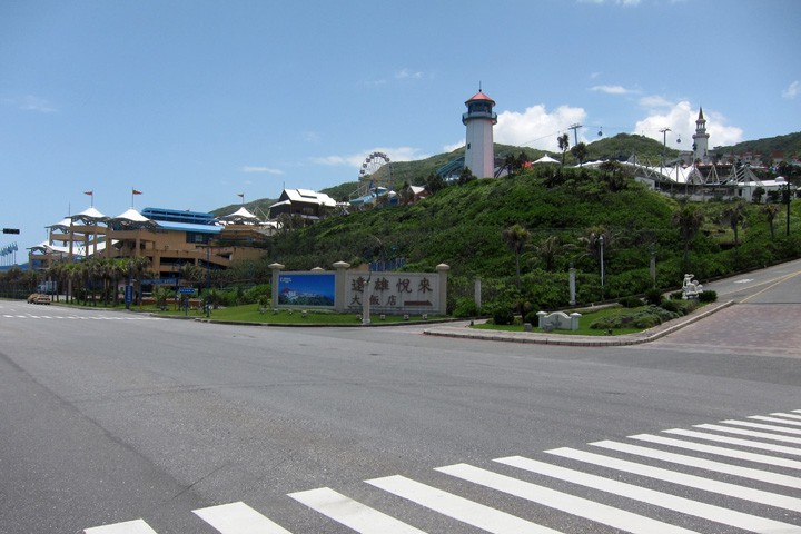 　在這漂亮的東岸，有海洋公園及飯店。暑假一定很熱鬧，但現在我們進去，可能可以接近包場。