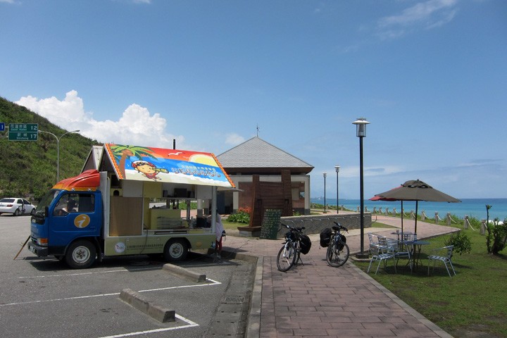 　在海洋公園附近，有一路邊流動冷飲車，上去吹下水。<br /><br />　在此訂了今晚很有特色的民宿，知道了食午飯的大概地點。