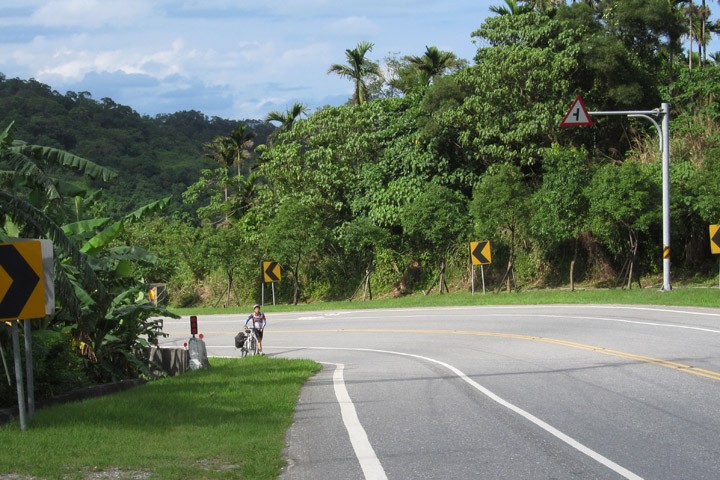 　跟著又上山了，據說有車友為了避開這座山，走山谷台9線去了。<br /><br />　沒有海拔高度參考，乖乖的爬坡吧。<br /><br />　坡有什麼可怕的？大不了推車。