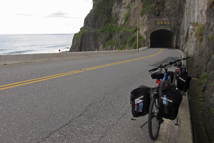 　又有隧道，沒燈！難道是傳說中可怕的蘇花公路隧道?經過蘇花公路時，隧道都有燈，怎麼蘇花沒燈的隧道跑到這里來？<br /><br />　開了車前燈及尾燈，穿了反光衣，做好了拼命的心理準備，等了一段時間確實隧道里沒車後，拼命衝呀！但一靠近隧道，大家不禁大笑，原來這隧道只有約二十米。