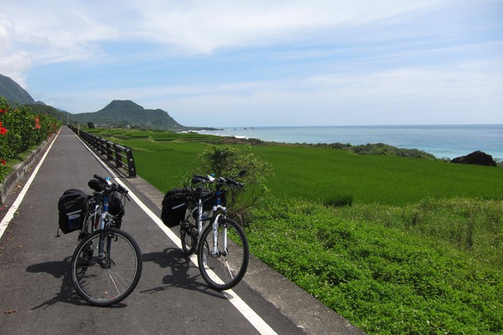 　拍照期間，有其它車友從海邊走出來，原來海邊又有單車道。