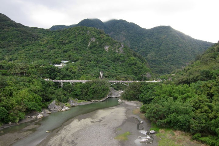 　經過一些溪河，有些河床都很大，但都沒什麼水，看來五月份的台灣還不算多雨水，雨水等我們環完台再下吧。