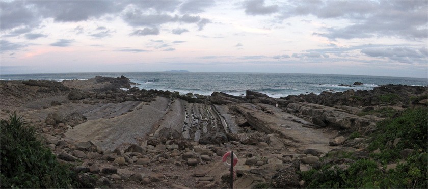 　小野柳是一處天然岩岸海濱，因為岸邊岩石長年經海浪的侵蝕沖刷，因而呈現出造型奇特的各式風貌，宛如一個個、一處處藝術家的石雕傑作，耐人尋味。<br /><br />　時間不早，只參觀了這一小部份。