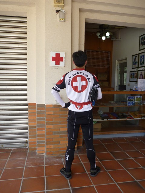　我那件單車衫與真正紅十字的區別。