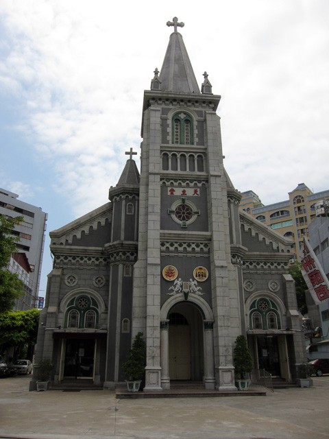 　只踩了兩三下，就看見一教堂，全名叫玫瑰聖母聖殿主教座堂，是台灣地區的第一座天主教堂。