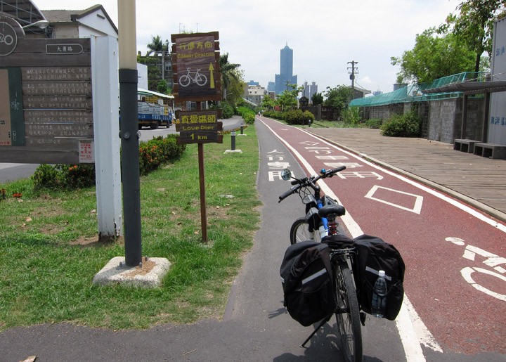 　在高雄港兩旁有單車道。<br /><br />　這里把最好的地段都留給公眾。