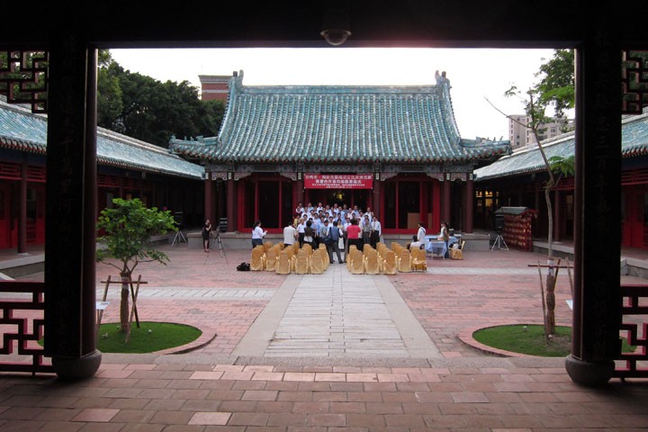 　延平郡王祠是全國最早，是台灣唯一福州式廟宇建築，也是最著名的鄭成功祠。<br /><br />　這期間剛巧有兩岸在台南搞活動。