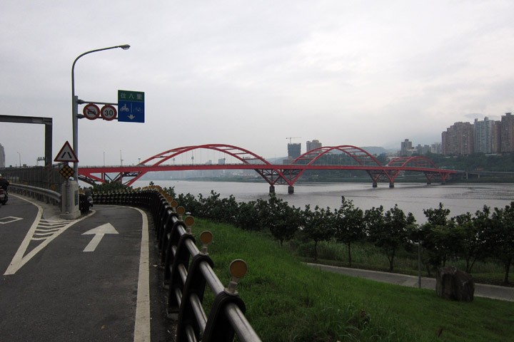 　看見關渡大橋了，橋下附近便是單車鋪了。