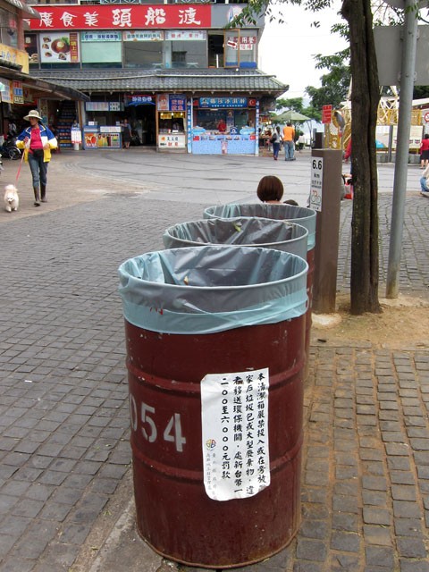 　出到岸邊，終於有垃圾桶了，原來台灣是實行垃圾收費的。