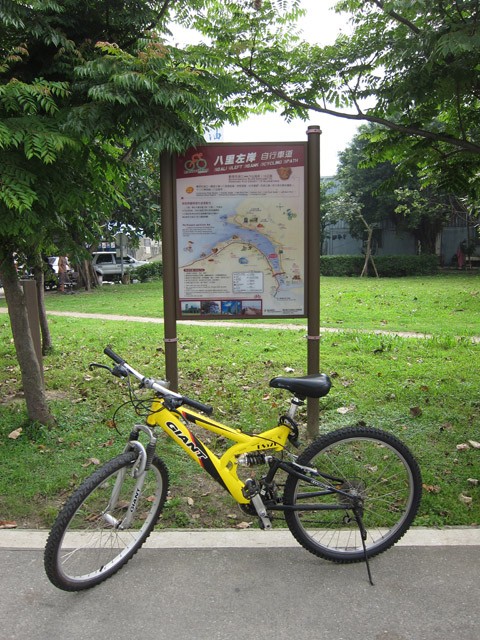 　八里左岸自行車道。<br /><br />　台北的河濱兩岸好像都開劈為單車徑，累加起來該有過百公里，不知道還有沒有哪個城市有這麼長的自行車道呢?