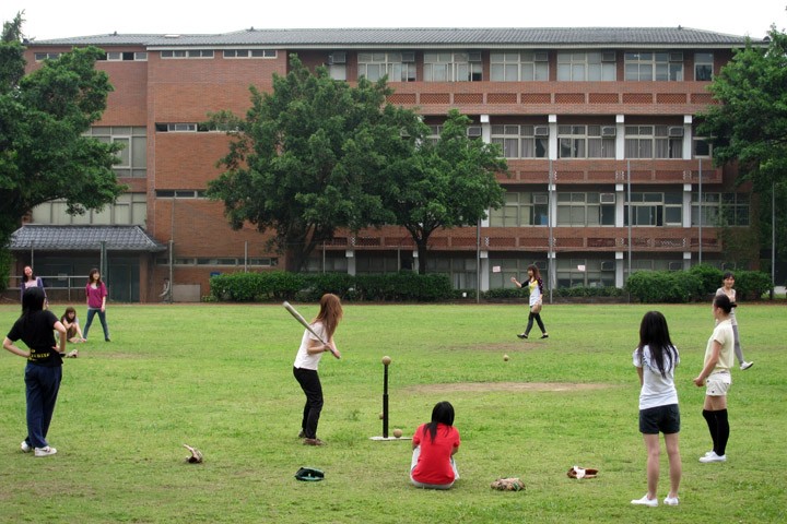 　棒球看來在台灣真的很受歡迎，這些女生在中午休息時間都來打棒球。
