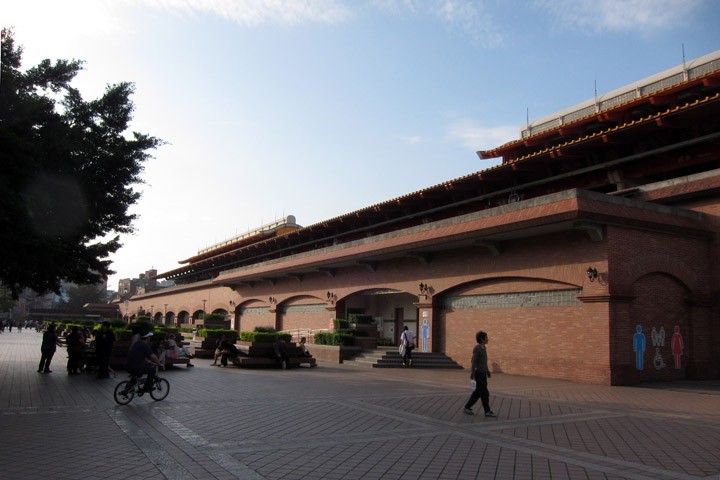 　淡水捷運站是台北北端的終點站，就在淡水老街附近，進出台北也很方便。
